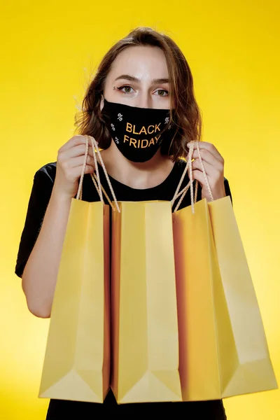 带着黄色背景包裹的快乐女人 购物之旅 工作室肖像 黑色星期五发售 — 图库照片