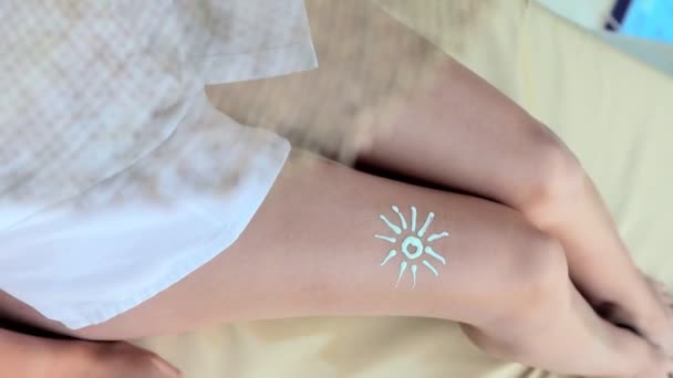 Primo Piano Colpo Sole Disegnato Con Crema Solare Giovane Bella — Video Stock