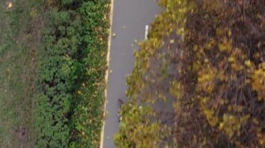 Sonbahar parkında bisiklet süren hava manzaralı çocuk. Aktif aile eğlencesi. Şehir bisiklet yolunda bisiklet gezintisi. Sağlıklı bisiklet yaşam tarzı.