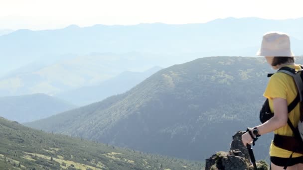 カルパチアのシュピッツィ山の上をさまよい歩く女性 旅行スポーツライフスタイルのコンセプト — ストック動画