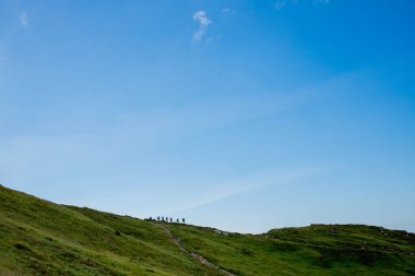 Karpat Dağları 'nın inanılmaz güzel panoramik manzarası. Mavi gökyüzünün arka planında Karpatlar 'ın zirveleri.