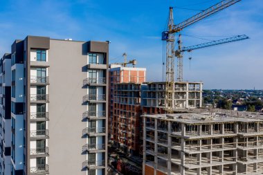 Bir şehirde inşaat halindeki yüksek apartmanın beton çerçevesinin havadan görünüşü