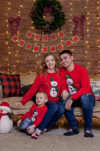 Christmas Family Happiness Portrait Dad Mom Sonsitting Couch Home Christmas — Stock Photo, Image