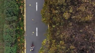 Sonbahar parkında bisiklet süren hava manzaralı çocuk. Aktif aile eğlencesi. Şehir bisiklet yolunda bisiklet gezintisi. Sağlıklı bisiklet yaşam tarzı