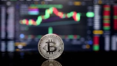 Bilgisayar ekranında arka plan kripto para işlem grafiği üzerinde para Bitcoin. Dijital para, bankacılık, yatırım, finans ve iş konsepti.