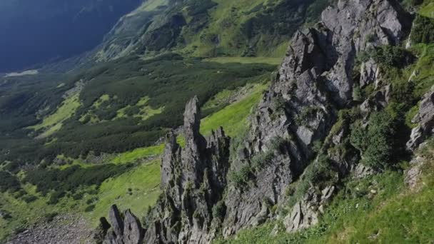 Vista aérea do pico rochoso da montanha Spitz nas montanhas dos Cárpatos, paisagem das montanhas de verão. — Vídeo de Stock