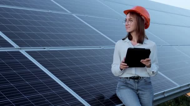 Inspector Engineer Woman Holding Digital Tablet Working in Solar Panels Power Farm, Fotovoltaikus cellapark, Green Energy Concept — Stock videók