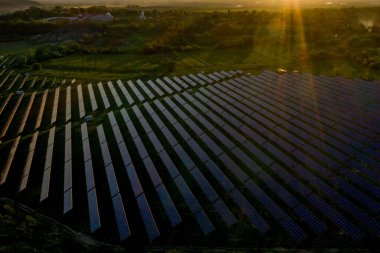 Ekoloji güneş enerjisi enerji panelleri güneş batımında yeşil enerji elektriksel yenilik doğa ortamı.