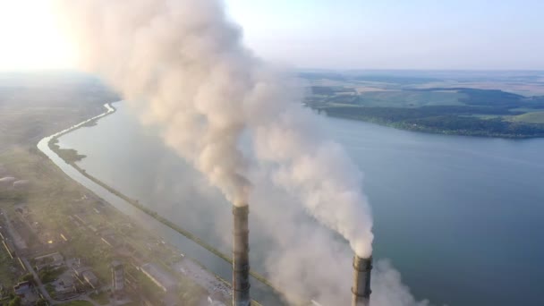 Luftaufnahme Von Kohlekraftwerk Hohen Rohren Mit Schwarzem Rauch Aufsteigen Verschmutzung — Stockvideo