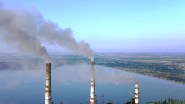 Vista Aérea Usina Carvão Tubos Altos Com Fumaça Preta Atmosfera — Vídeo de Stock