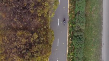 Sonbahar parkında bisiklet süren hava manzaralı çocuk. Aktif aile eğlencesi. Şehir bisiklet yolunda bisiklet gezintisi. Sağlıklı bisiklet yaşam tarzı.