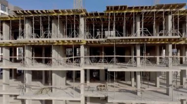 Vinç ve monolituc bina yapım aşamasında. İnşaat alanı.