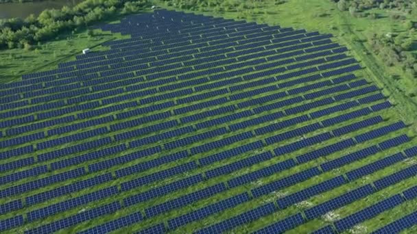 Vista Aerea Sulla Centrale Solare Green Field Vicino Fiume Sunny — Video Stock