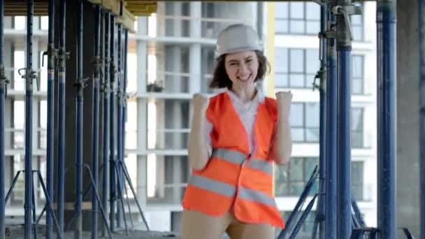 Vrouwelijke Architect Die Plezier Heeft Met Dansen Bouwplaats Van Een — Stockvideo