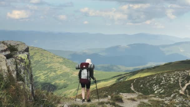 Karpatlar Daki Shpitsy Dağı Nın Tepesinde Bir Kadın Gezgin Seyahat — Stok video