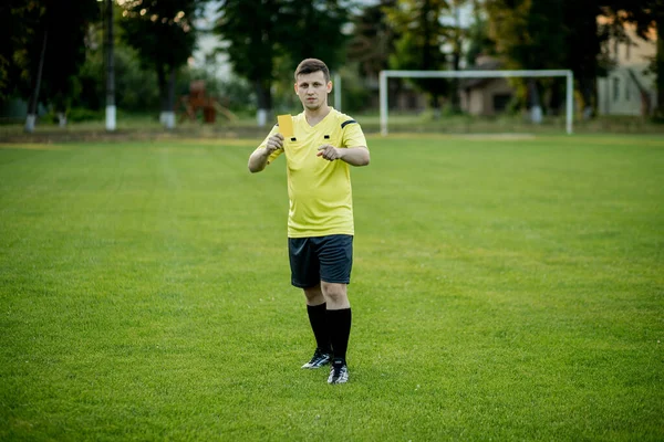 Árbitro Futebol Para Apontar Cartão Amarelo Para Jogador Estádio Futebol — Fotografia de Stock