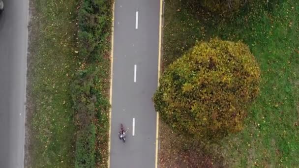 Вид Воздуха Детский Велосипед Осеннем Парке Активный Спортивный Семейный Отдых — стоковое видео