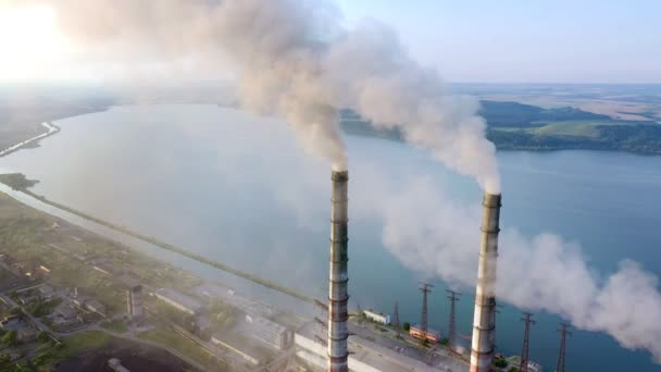 Kara Dumanlı Yüksek Borular Güneş Doğarken Atmosferi Kirletiyor — Stok video