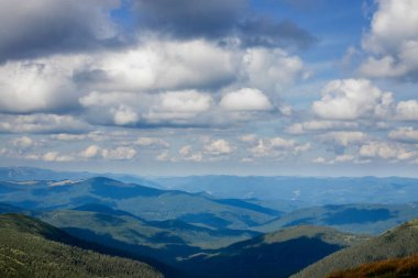 Karpat Dağları 'nın inanılmaz güzel panoramik manzarası. Mavi gökyüzünün arka planında Karpatlar 'ın zirveleri.
