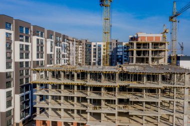 Bir şehirde inşaat halindeki yüksek apartmanın beton çerçevesinin havadan görünüşü