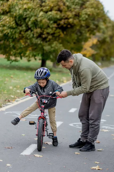 Pai Ensina Seu Filho Andar Bicicleta Caminho Bicicleta Parque Pai — Fotografia de Stock