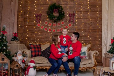 Noel Aile Portresi Xmas Ağacı İç Işıkları, Çocuklarla Mutlu Yıllar. Ailenin kış tatili konsepti