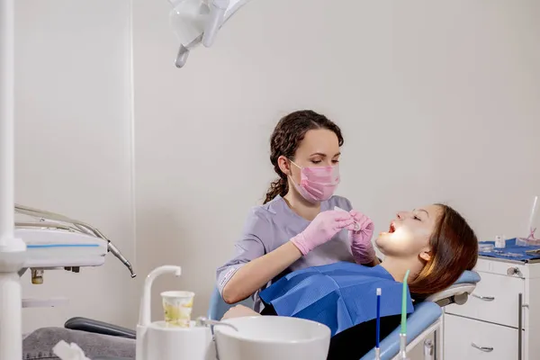 牙科诊所的女牙医检查病人的牙齿 牙科学概念 牙科设备 — 图库照片
