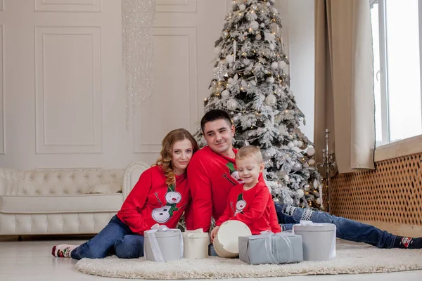 Natal Família Felicidade Retrato Pai Filho Sentado Chão Casa Perto — Fotografia de Stock