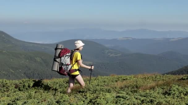 Woman Wanderer Top Shpitsy Mountain Carpathians Travel Sport Lifestyle Concept — Stock Video
