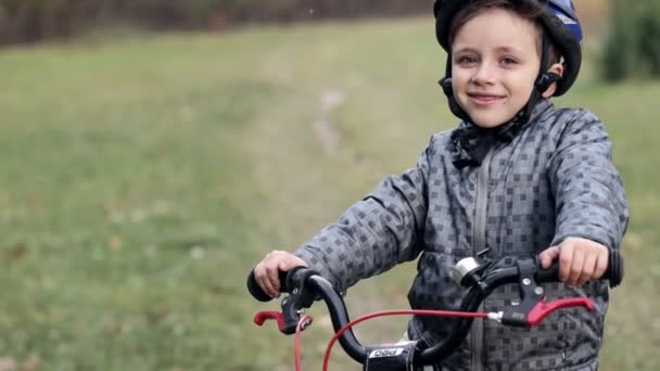 Retrato Menino Sorridente Capacete Com Uma Bicicleta Parque — Vídeo de Stock