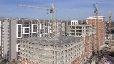 Vinç ve monolituc bina yapım aşamasında. İnşaat alanı