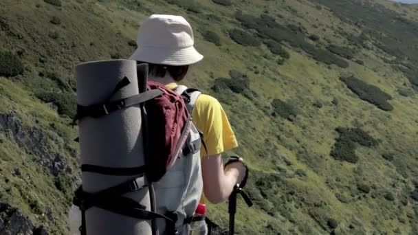Dağın Tepesinde Yürüyen Kadın Turist Yürüyüşçüler Hayat Manzarasının Tadını Çıkarırlar — Stok video