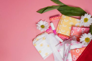 Kozmetik torbada adet tamponları ve pedler. Adet döngüsü. Hijyen ve koruma.