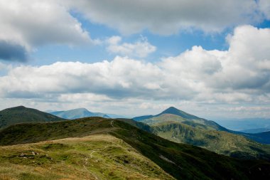 Karpat Dağları 'nın inanılmaz güzel panoramik manzarası. Mavi gökyüzünün arka planında Karpatlar 'ın zirveleri.
