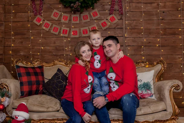 Retrato de família de Natal em Xmas Árvore Interior Luzes, Feliz Ano Novo com Crianças. O conceito de férias de inverno em família. — Fotografia de Stock