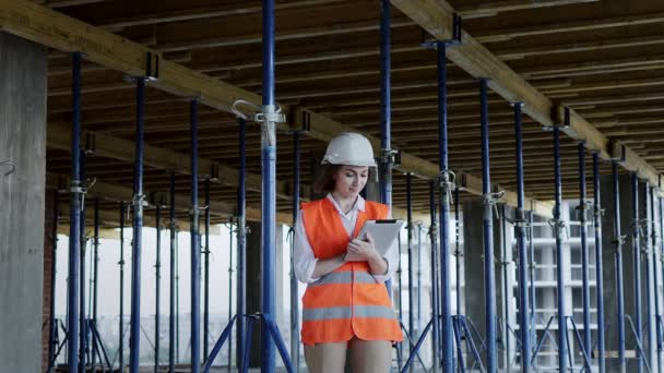 Inżynier Lub Architekt Pracujący Budowie Kobieta Tabletem Placu Budowy Koncepcja — Wideo stockowe