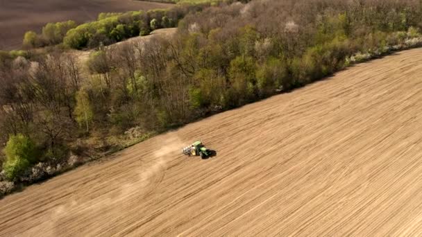 Letecký Pohled Velký Traktor Obdělávající Suché Pole Shora Dolů Anténní — Stock video