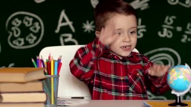 Leuke Jongen Doet Huiswerk Kleurplaten Schrijven Schilderen Kinderen Schilderen Kinderen — Stockvideo