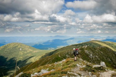 Karpatlar 'ın dağlarında bir gezgin. Seyahat sporu yaşam tarzı konsepti
