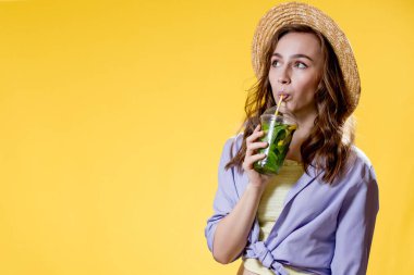 Yaz içeceği. Soğuk içecek. Elinde plastik bardakta alkolsüz içki olan genç bir kadın. Arındırılmış limonata. Tatil gevşemesi