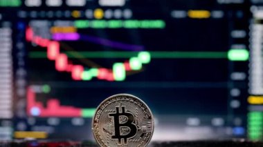 Bilgisayar ekranında arka plan kripto para işlem grafiği üzerinde para Bitcoin. Dijital para, bankacılık, yatırım, finans ve iş konsepti