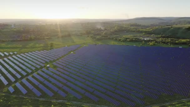 Ekologi solkraftverk paneler på fälten grön energi vid solnedgången landskap elektrisk innovation natur miljö — Stockvideo