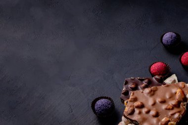 Çikolata arkaplanı. Çikolata. Beyaz, siyah ve sütlü çikolataların karışımı. Çikolatalı Praline tatlılar..