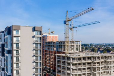 Bir şehirde inşaat halindeki yüksek apartmanın beton çerçevesinin havadan görünüşü