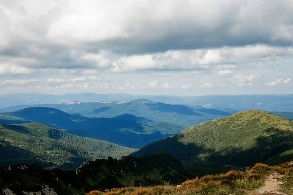 Невероятно Красивый Панорамный Вид Карпаты Пики Карпатах Фоне Голубого Неба — стоковое фото