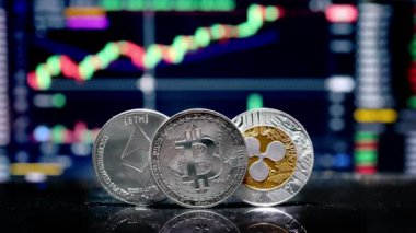 Para Bitcoin, ETH ve XRP arka plandaki kripto para ticareti şemasında bilgisayar ekranında. Dijital para, bankacılık, yatırım, finans ve iş konsepti.