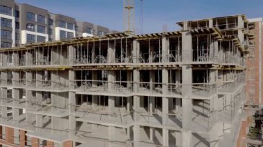 Vinç ve monolituc bina yapım aşamasında. İnşaat alanı