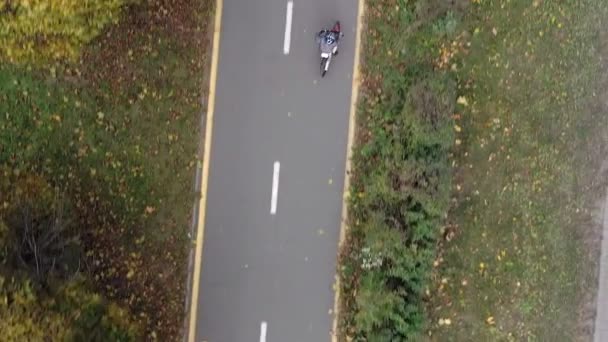 Widok z lotu ptaka Jazda na rowerze w jesiennym parku. Aktywny sport rodzinny wypoczynek. Jazda rowerem po miejskiej ścieżce rowerowej. Zdrowy styl życia rowerzystów — Wideo stockowe