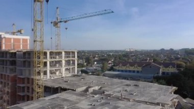 Vinç ve monolituc bina yapım aşamasında. İnşaat alanı.