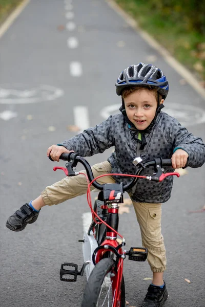 Menino Capacete Passeio Bicicleta Caminho Bicicleta Parque — Fotografia de Stock